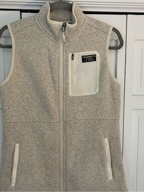 L.L.Bean Cream Heathered Outdoor Fleece Vest with White Chest Pocket